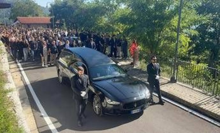 Operaio morto al Colosseo, folla ai funerali di Andrea Moretti: presente anche il ministro Giuli