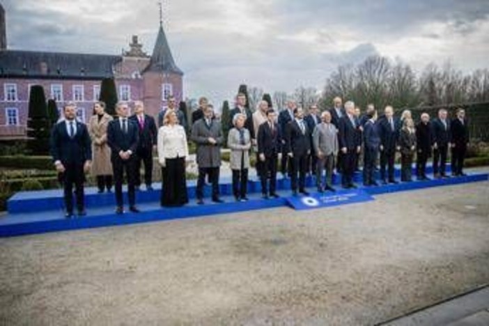 Dal summit nel castello gli obiettivi dei leader Ue per l'economia, roadmap a marzo Dal summit nel castello gli obiettivi dei leader Ue per l'economia, roadmap a marzo