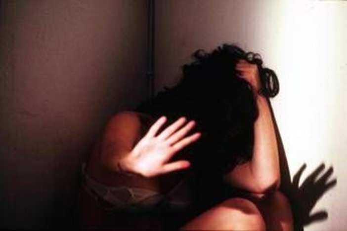 Reggio Emilia, tenta di violentare addetta pulizie in centro commerciale: arrestato 22enne Reggio Emilia, tenta di violentare addetta pulizie in centro commerciale: arrestato 22enne