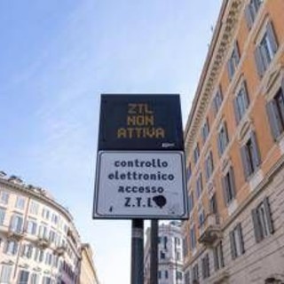 Roma, pass da mille euro per Ztl e strisce blu a pagamento: i provvedimenti per auto elettriche e ibride Roma, pass da mille euro per Ztl e strisce blu a pagamento: i provvedimenti per auto elettriche e ibride