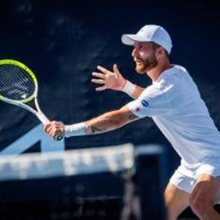 Strappa applausi, chiede scusa e fa la 'Trump dance': lo show di Moutet contro Alcaraz Strappa applausi, chiede scusa e fa la 'Trump dance': lo show di Moutet contro Alcaraz