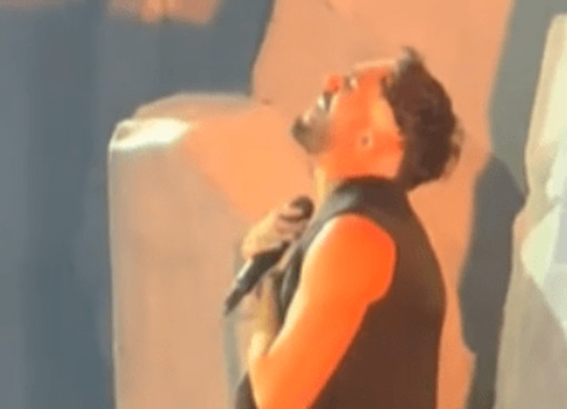 Marco Mengoni dedica 'Luce' alla mamma scomparsa e si commuove - Il video Marco Mengoni dedica 'Luce' alla mamma scomparsa e si commuove - Il video