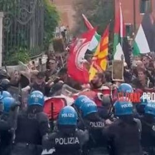 Biennale Arte, scontri tra polizia e pro Pal a Venezia. Serrata anti-Israele, chiusi 20 padiglioni