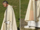 Papa Leone XIV indossa le Nike, sotto la veste sacra spuntano le sneakers: la foto virale
