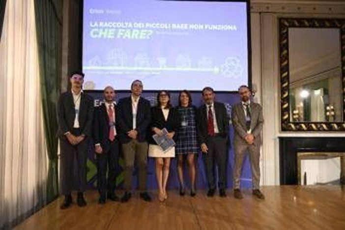 Rifiuti, studio Erion Weee: in Italia solo il 17% dei piccoli Raee viene raccolto Rifiuti, studio Erion Weee: in Italia solo il 17% dei piccoli Raee viene raccolto