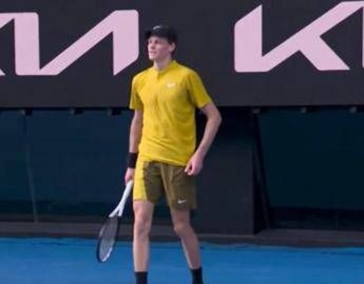 Australian Open, Sinner scherza su Alcaraz: "Non mi manca". Poi boccia il nuovo kit Australian Open, Sinner scherza su Alcaraz: "Non mi manca". Poi boccia il nuovo kit