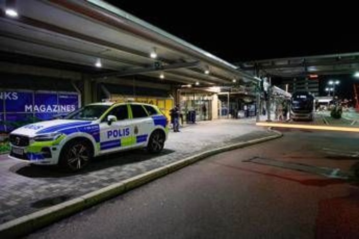 Droni avvistati all'aeroporto svedese di Goteborg: "Traffico sospeso e voli deviati verso altri scali"