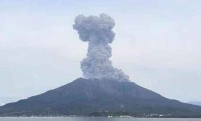 Il vulcano Sakurajima si 'risveglia': alta colonna di cenere e fumo