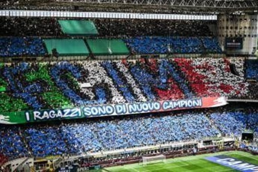 Inter, parte la festa scudetto: coppa ai nerazzurri, poi sfilata con bus scoperto a Milano - Diretta Inter, parte la festa scudetto: coppa ai nerazzurri, poi sfilata con bus scoperto a Milano - Diretta