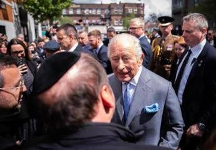 Londra, re Carlo incontra le vittime dell'attacco al quartiere ebraico Golders Green