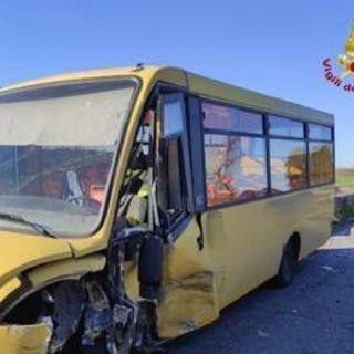 Scuolabus con 10 bambini contro auto nel Pavese: feriti conducenti Scuolabus con 10 bambini contro auto nel Pavese: feriti conducenti