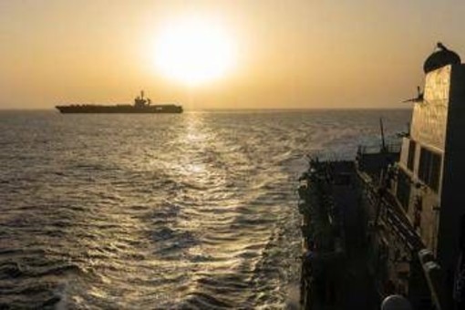 Iran, Hormuz riapre ma restano tensioni. Trump: "Negozieremo durante il fine settimana"