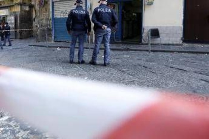 Napoli, due anziani fratelli trovati morti in casa: ipotesi omicidio-suicidio Napoli, due anziani fratelli trovati morti in casa: ipotesi omicidio-suicidio