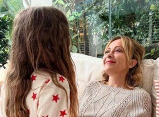 Festa della mamma, da Meloni a Conte gli auguri della politica