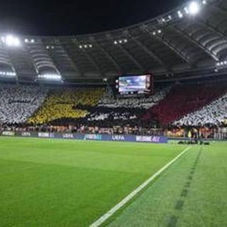 Roma, coreografia contro Bologna. Ironia social: "Sembra un gatto"