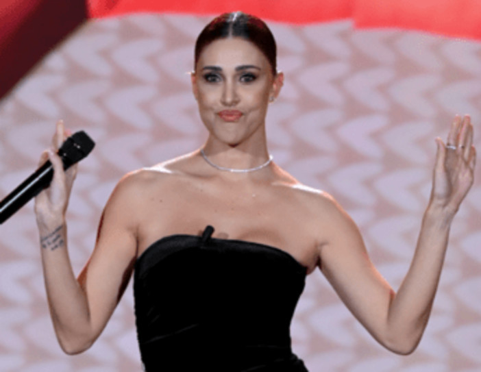 Belen Rodriguez, tra febbre e flebo: "Sono stata malissimo". Poi, il commento sul vaccino Belen Rodriguez, tra febbre e flebo: "Sono stata malissimo". Poi, il commento sul vaccino