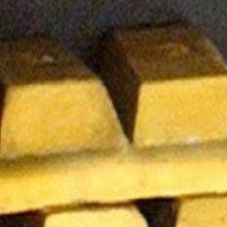 Butta 20 lingotti d'oro del valore di 120 mila euro nel cassonetto dei rifiuti: il lieto fine Butta 20 lingotti d'oro del valore di 120 mila euro nel cassonetto dei rifiuti: il lieto fine