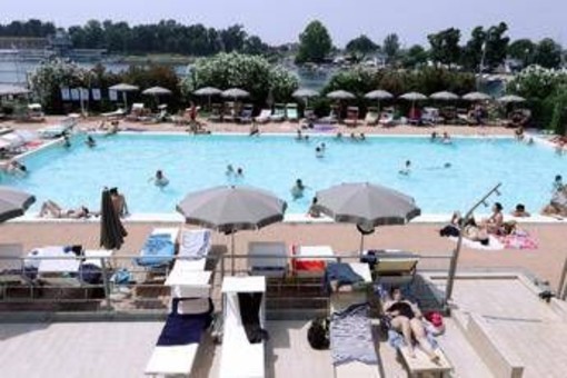 Infezioni in piscina, medici anti-bufale: "I rischi sono tanti, il cloro non uccide tutti i germi" Infezioni in piscina, medici anti-bufale: "I rischi sono tanti, il cloro non uccide tutti i germi"