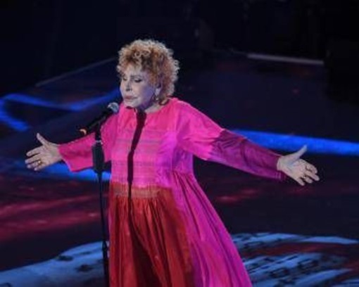 Sanremo 2026, omaggio a Ornella Vanoni: sul palco la nipote Camilla Ardenzi Sanremo 2026, omaggio a Ornella Vanoni: sul palco la nipote Camilla Ardenzi