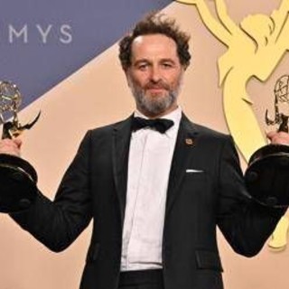 Emmy 2026, 14 premi a 'Widow's Bay'. Matthew Rhys e Jean Smart scrivono la storia