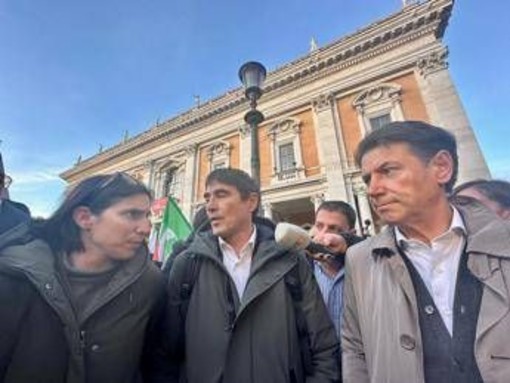 Iran, opposizioni in piazza a Roma. Conte: "Mancata unità Parlamento? Non a causa nostra" Iran, opposizioni in piazza a Roma. Conte: "Mancata unità Parlamento? Non a causa nostra"
