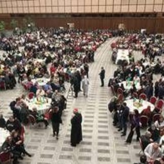 Papa a tavola coi poveri, appello ai governi: "Ascoltate il loro grido"