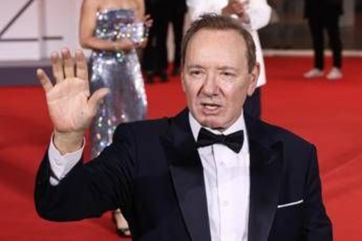 Molestie, Kevin Spacey evita un nuovo processo: ha raggiunto un accordo con gli accusatori Molestie, Kevin Spacey evita un nuovo processo: ha raggiunto un accordo con gli accusatori
