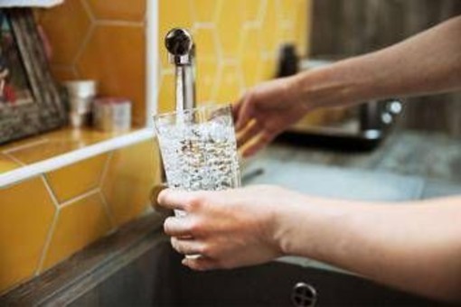 Bere 2 litri d'acqua al giorno per un cuore sano, cosa dice il medico Bere 2 litri d'acqua al giorno per un cuore sano, cosa dice il medico