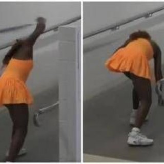 Gauff perde agli Australian Open e... distrugge la racchetta Gauff perde agli Australian Open e... distrugge la racchetta