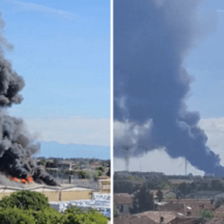 Mantova, incendio in stabilimento chimico: colonna di fumo visibile a distanza Mantova, incendio in stabilimento chimico: colonna di fumo visibile a distanza