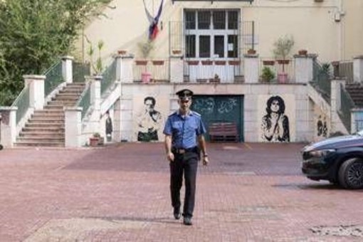 Prof accoltellata a Roma, il piano del 13enne: a scuola con coltelli da sub e telefono sul casco per filmare l'agguato Prof accoltellata a Roma, il piano del 13enne: a scuola con coltelli da sub e telefono sul casco per filmare l'agguato