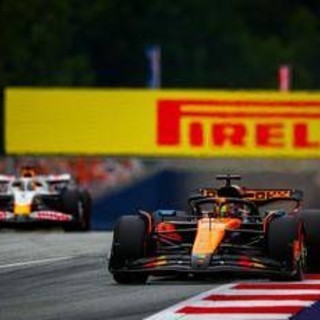 Formula 1, gru fa cadere cartellone pubblicitario sulla pista prima del Gp d'Austria
