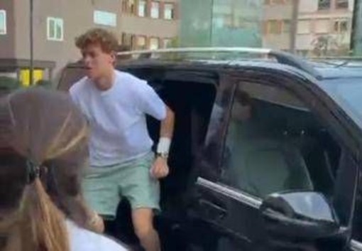 Sinner è tornato al San Raffaele di Milano, continuano i controlli dopo il malore al Roland Garros Sinner è tornato al San Raffaele di Milano, continuano i controlli dopo il malore al Roland Garros