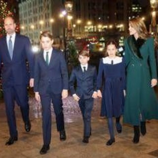 Kate e William condividono una nuova foto di famiglia, lo scatto per gli auguri di Natale Kate e William condividono una nuova foto di famiglia, lo scatto per gli auguri di Natale