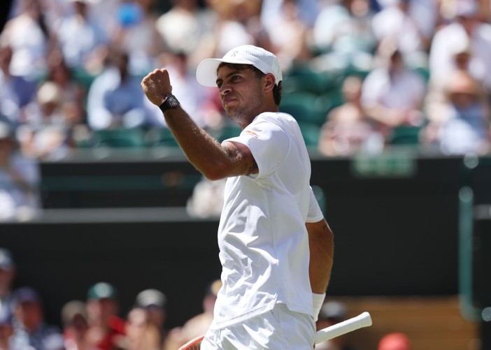 Cobolli batte De Minaur in tre set e vola ai quarti di Wimbledon Cobolli batte De Minaur in tre set e vola ai quarti di Wimbledon