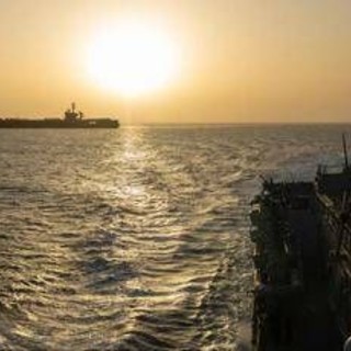 Iran, Hormuz riapre ma restano tensioni. Trump: "Negozieremo durante il fine settimana"