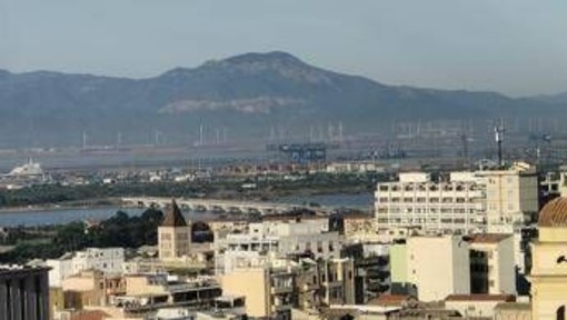 Cagliari, operaio morto schiacciato da tubi al Porto Canale