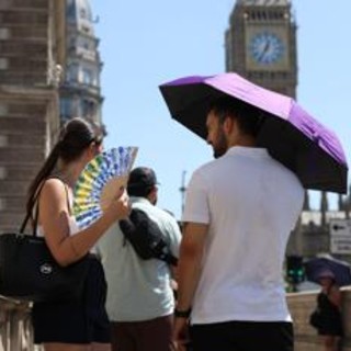 Regno Unito, caldo e siccità record: Londra teme gli incendi, temperature fino a 35 gradi Regno Unito, caldo e siccità record: Londra teme gli incendi, temperature fino a 35 gradi
