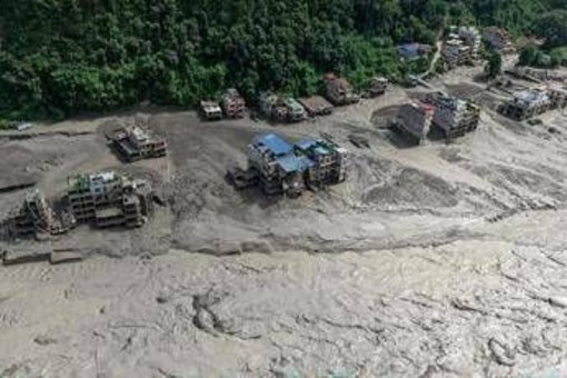 Alluvione in Nepal, l'italiano tratto in salvo: "In pullman a 20 metri dal disastro, un'onda gigantesca di fango e detriti, poi il boato"