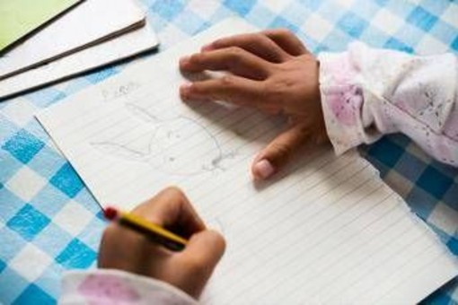 Lo studio che 'riabilita' la scrittura a mano: "Fa bene al cervello"