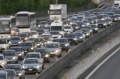 Autostrade, in coda per traffico e cantieri: da oggi scatta il rimborso del pedaggio