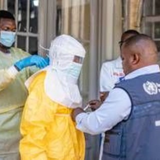 Gran Bretagna al lavoro per vaccino 'unico al mondo', progettato dall'AI: potrà contrastare Ebola e influenza