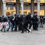 Guerriglia a Milano, ai domiciliari uno dei maggiorenni arrestati per scontri e altri quattro in carcere: la decisione del Gip Guerriglia a Milano, ai domiciliari uno dei maggiorenni arrestati per scontri e altri quattro in carcere: la decisione del Gip