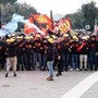 Ex Ilva, terzo giorno di protesta: presidi davanti alla raffineria a Taranto, corteo a Genova Ex Ilva, terzo giorno di protesta: presidi davanti alla raffineria a Taranto, corteo a Genova