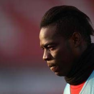 Balotelli vittima di razzismo in Arabia: "Ora basta" Balotelli vittima di razzismo in Arabia: "Ora basta"