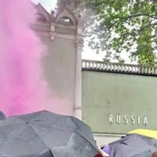 Biennale Arte, blitz delle Pussy Riot al padiglione russo: lanciati fumogeni