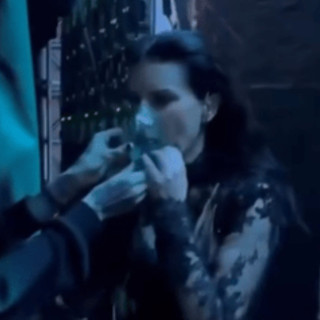 Laura Pausini si sente male, ferma il concerto e si fa portare l'ossigeno sul palco
