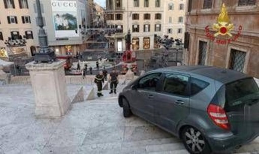 Roma, auto finisce su scalinata di Trinità dei Monti: soccorso 81enne al volante Roma, auto finisce su scalinata di Trinità dei Monti: soccorso 81enne al volante