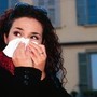 Raffreddore che non passa, cosa fare: esperto svela le cause dei sintomi infiniti