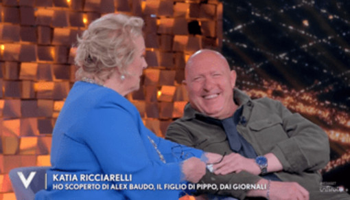 Alex Baudo, l'abbraccio con Katia Ricciarelli e il ricordo di papà Pippo: "Ho scoperto a 30 anni di essere suo figlio" Alex Baudo, l'abbraccio con Katia Ricciarelli e il ricordo di papà Pippo: "Ho scoperto a 30 anni di essere suo figlio"